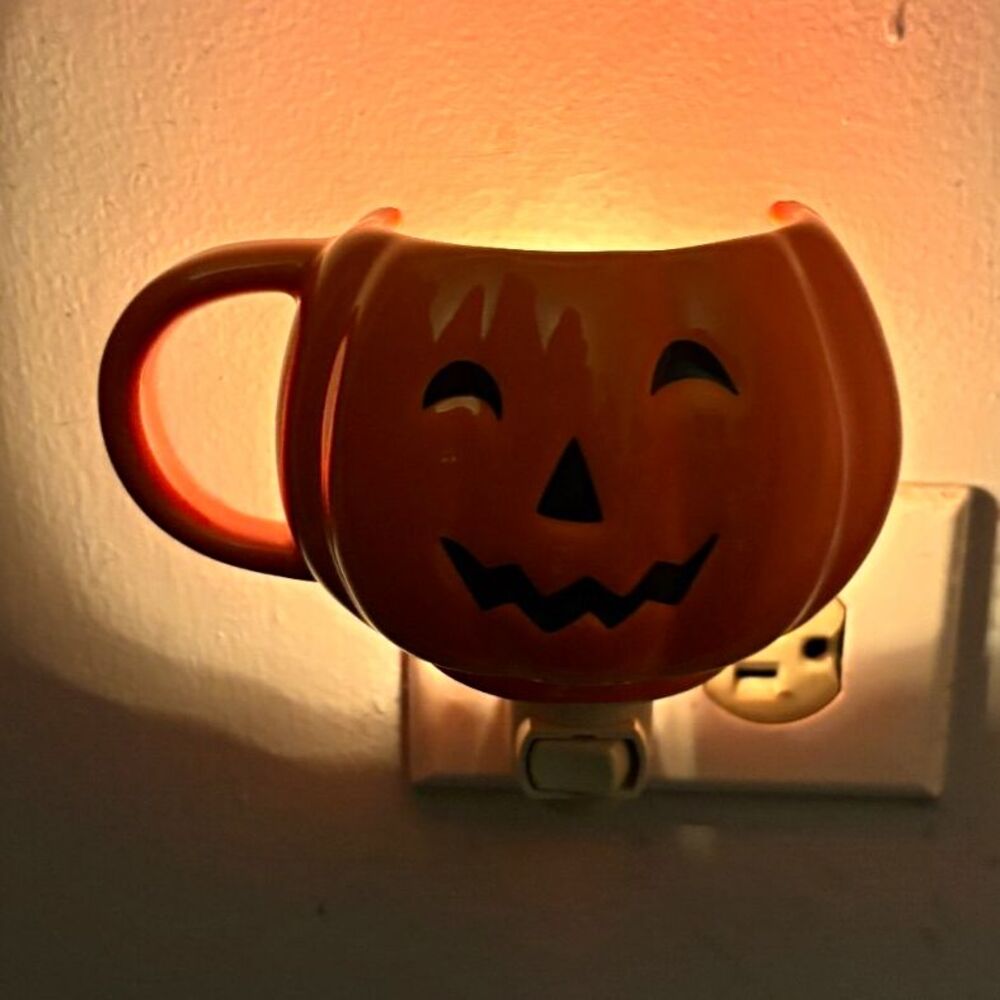 Halloween Plug-In Jack-O-Lantern Pumpkin Night Light Orange Indoor Switch